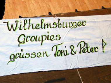 Die Wilhelmsburger Groupies grüßen mit einem Transparent