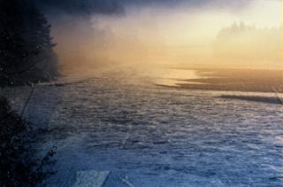 Nebel gibt es im Lechtal selten, doch hier zaubern die ersten Morgenstrahlen eine Bild von magischer Schönheit