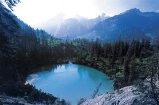 Der Siegelsee im Schwarzwassertal - gespeist ausschließlich durch unterirdische Zubringer und mit einer überirdisch anmutenden Farbe